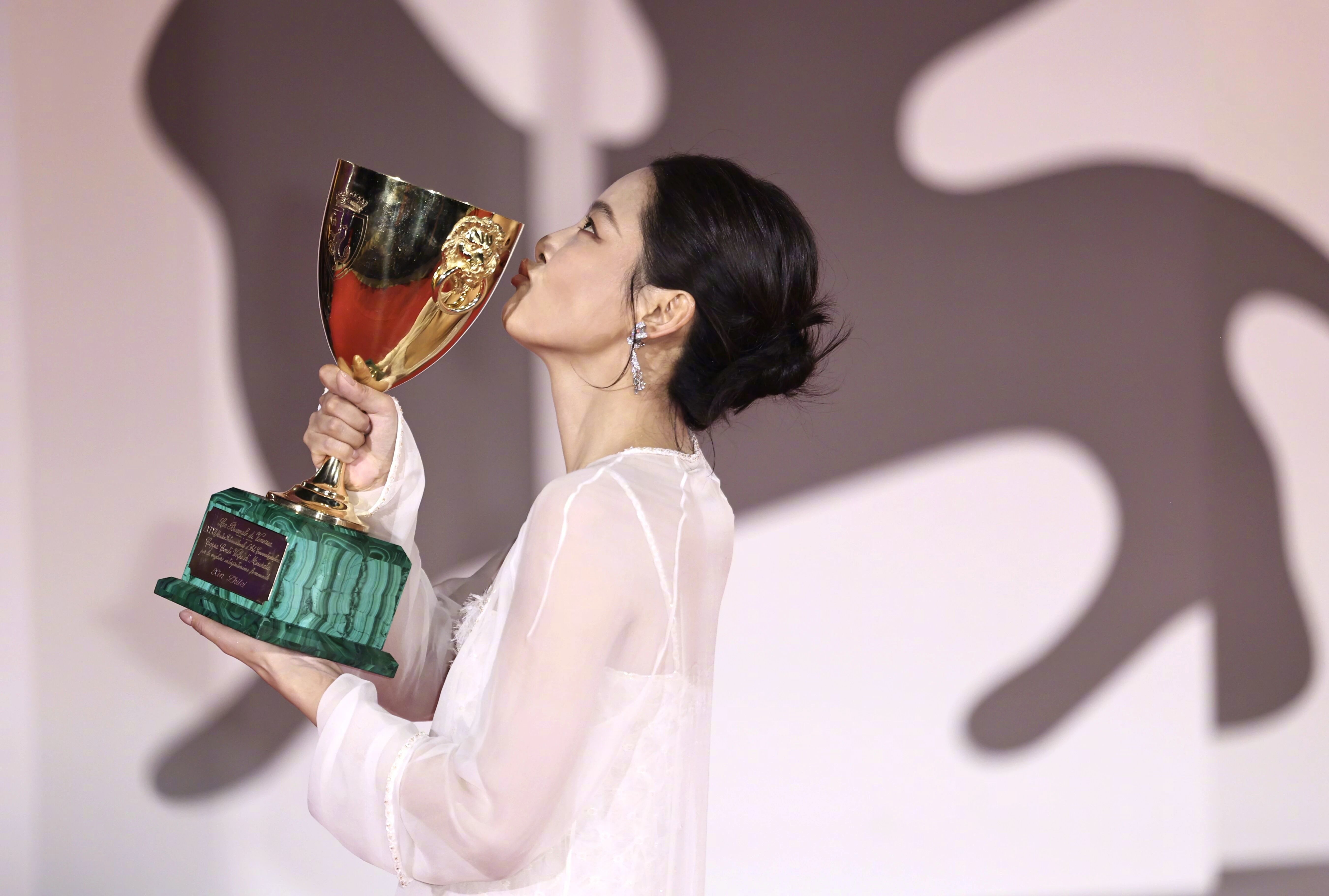 【#辛芷蕾获第82届威尼斯电影节最佳女演员奖#】第82届威尼斯国际电影节6日晚揭