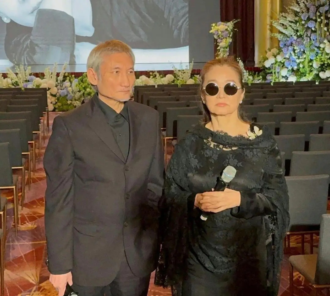 72岁林青霞出席施南生的葬礼，她身穿一身黑衣，满脸悲伤，好友离世让她心情悲痛欲绝