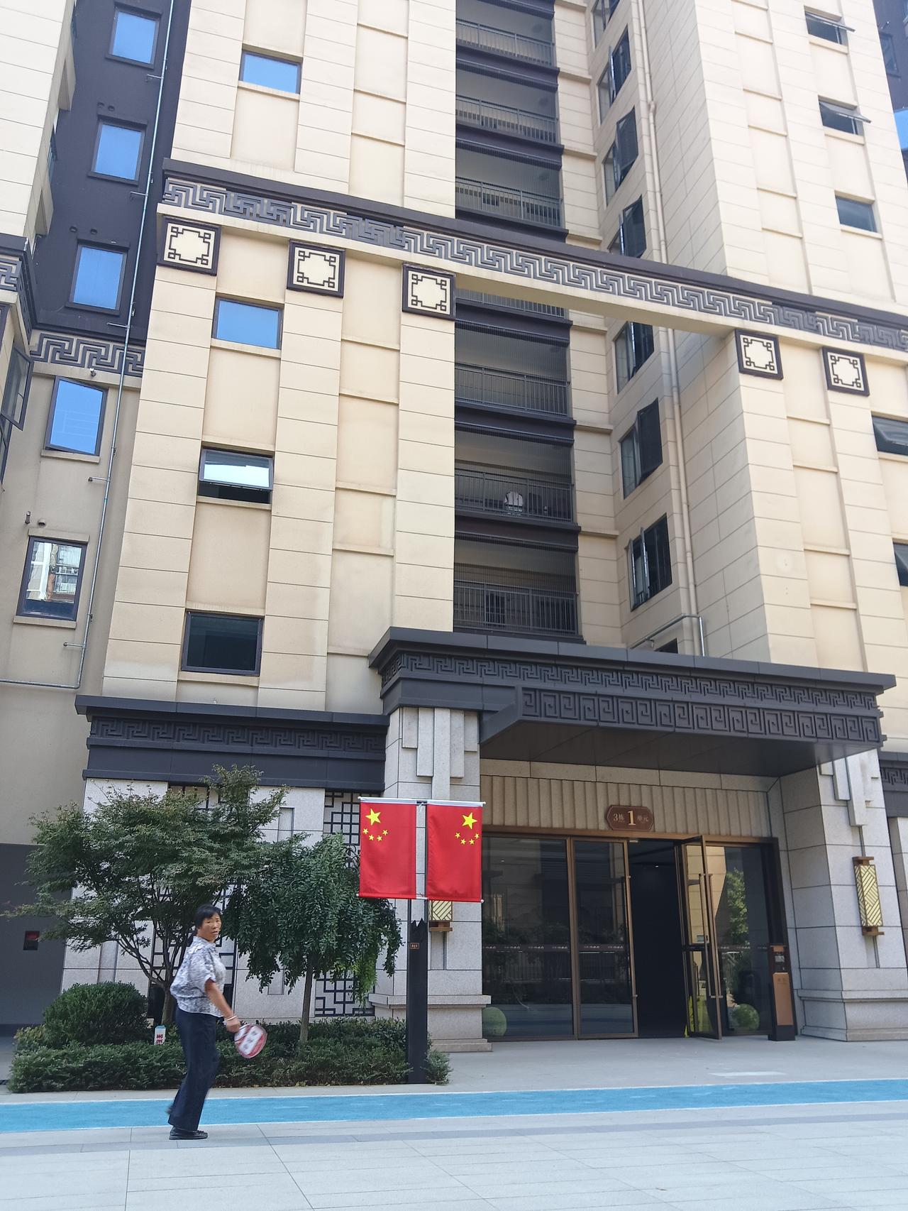 我们终其一生，都在找一个“能容下疲惫”的家
 
凌晨两点，小区里的灯大多灭了，李