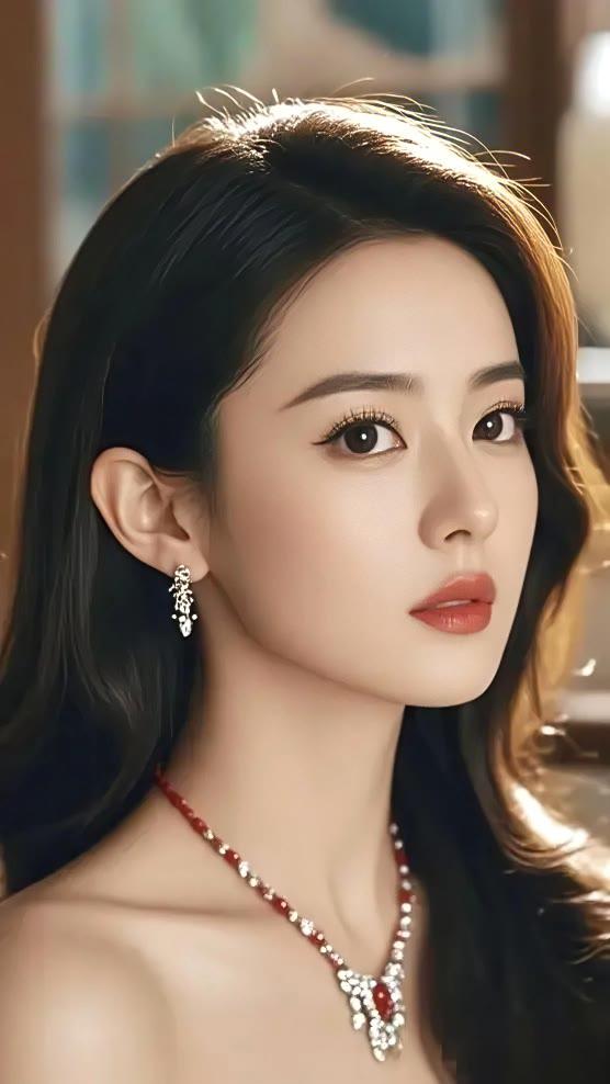 优雅红唇，闪耀耳环，迷人项链，尽显女性魅力！