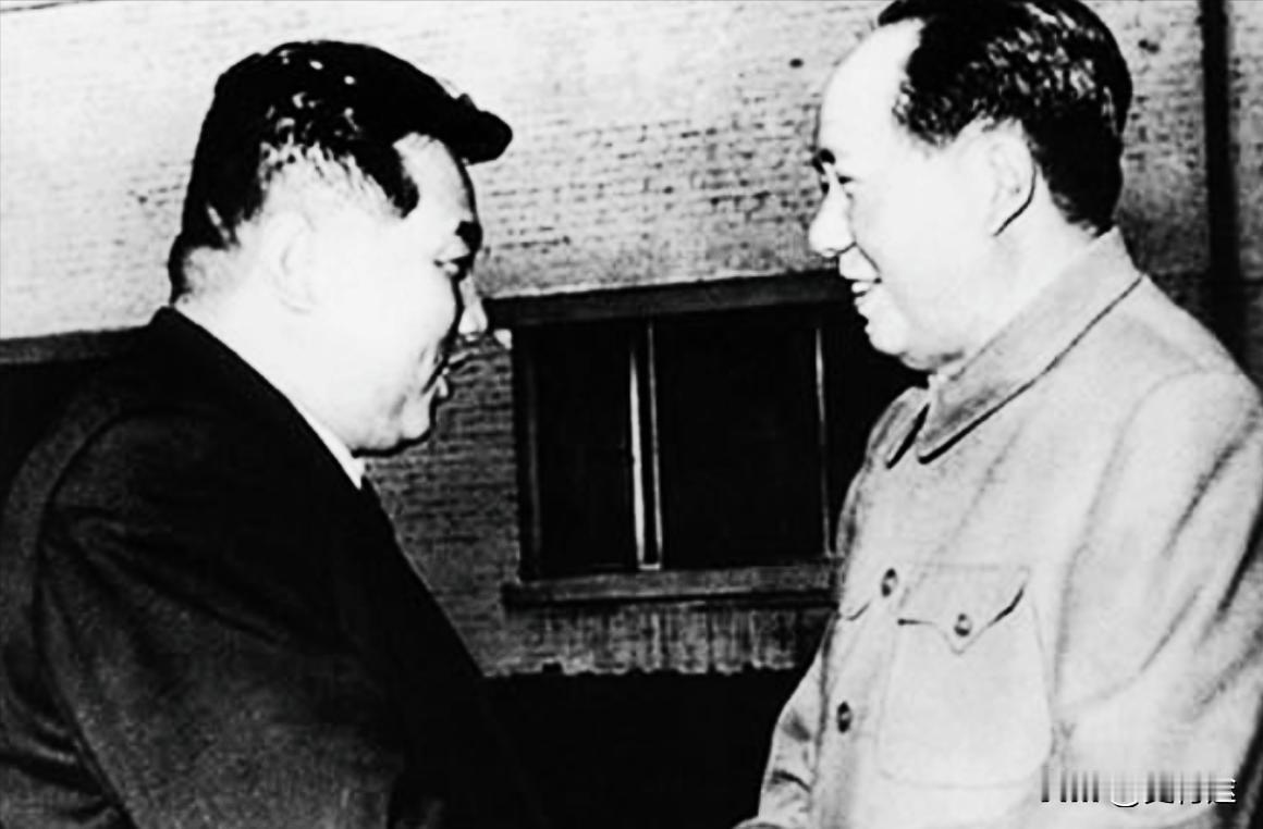 金日成送来24箱苹果给毛主席，主席让拿给警卫团亨用。然而，当大家打开箱子一看时，