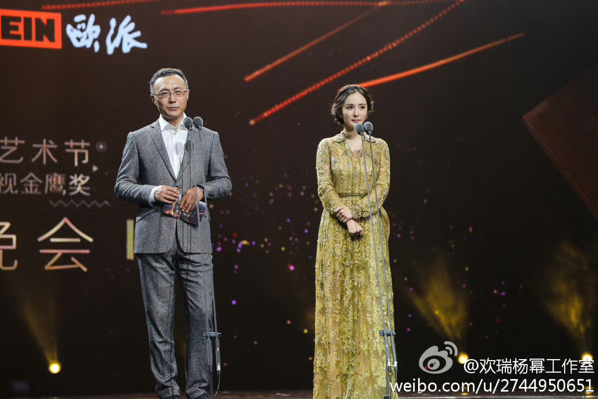 杨幂 穿Valentino，戴BVLGARI，踩gz。 