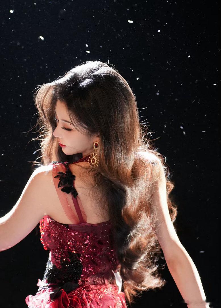 孔雪儿520藏头诗孔雪儿 我很爱你喜欢你我也是 看恋综能同时看美女养眼，还能收到