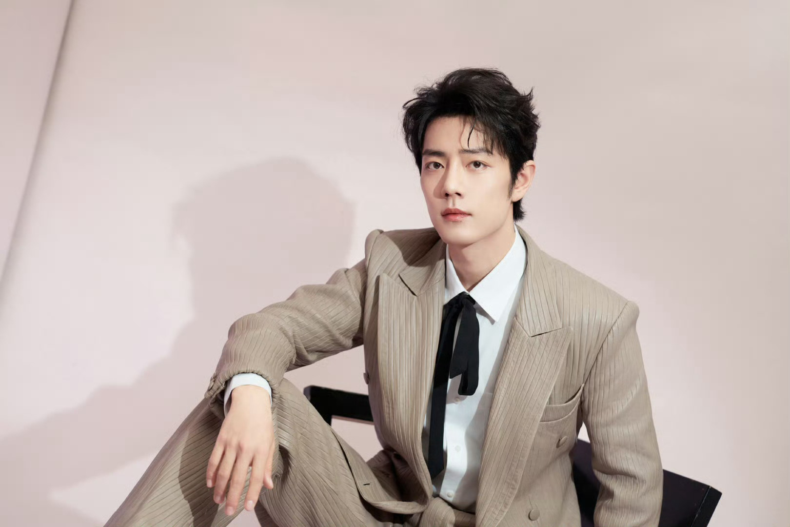 肖战品质盛典出图肖战以匠心打造佳作肖战品质盛典出图，肖战以匠心打造佳作，和角色共