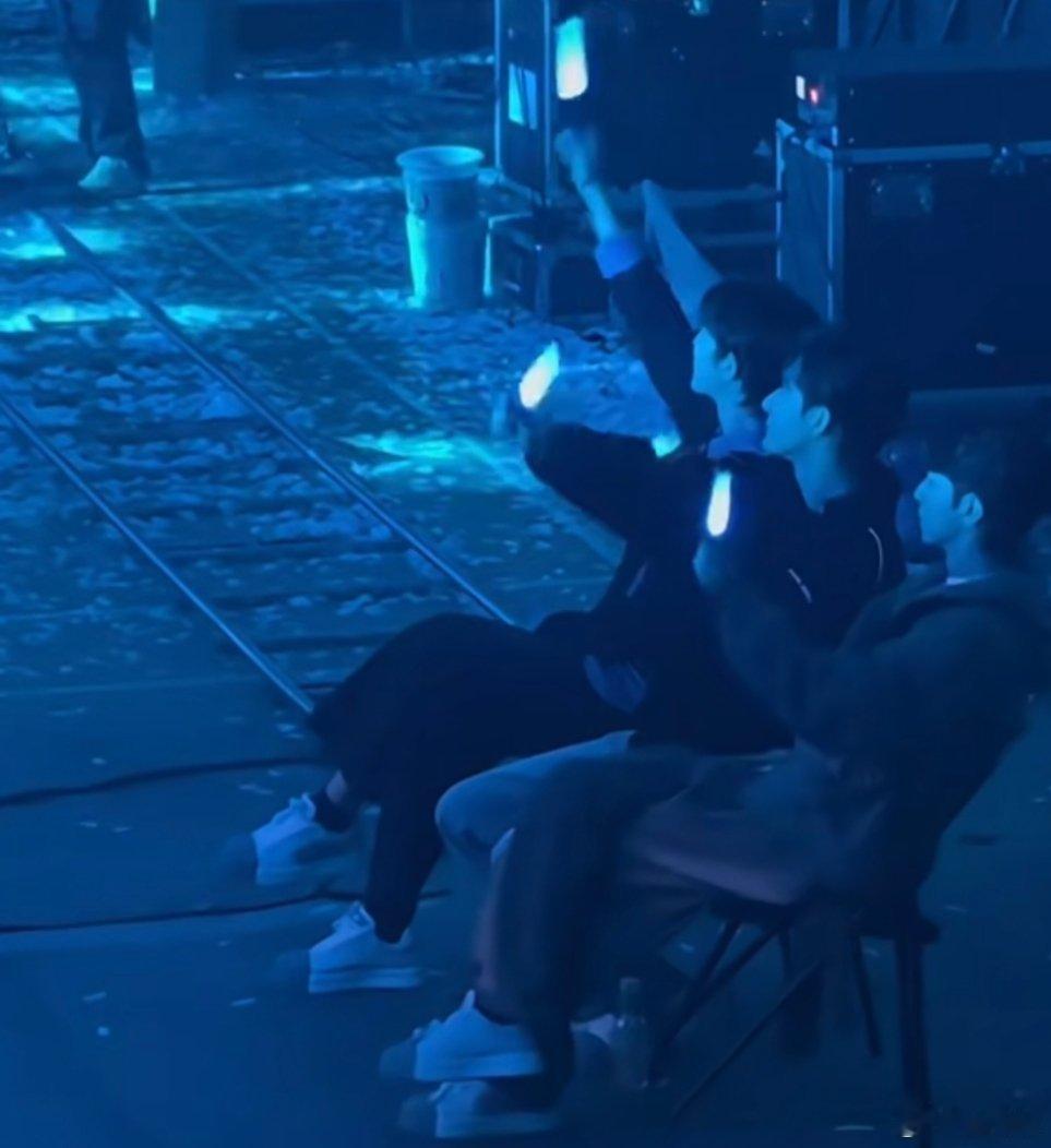 黄星所以26岁的国王，生日会那天真的幸福爆棚，朋友家人都在台下，被爱包围的小星星