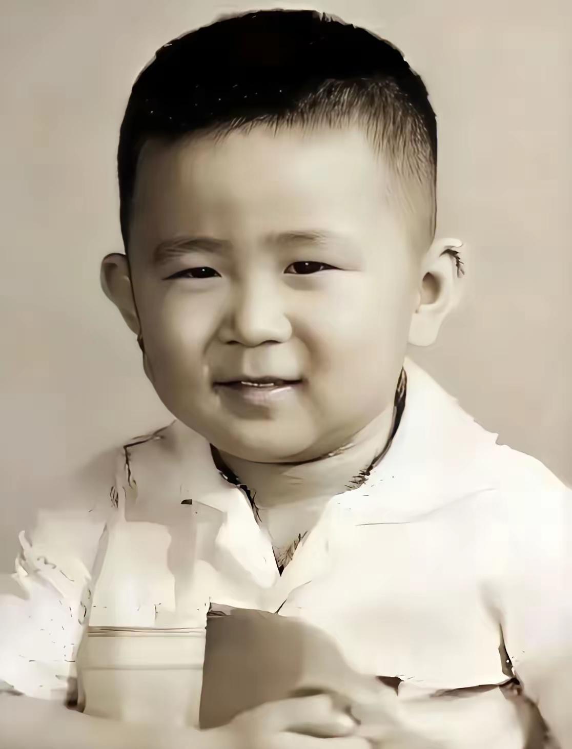 这个小童星是大明星梁冠华小时候吗？