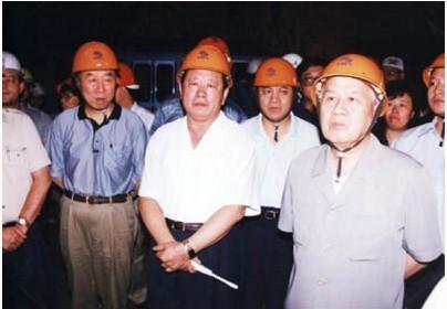 1998年7月24日胡富国（左二）、杜五安（左三）、郭裕怀（左一）等陪同时任国家