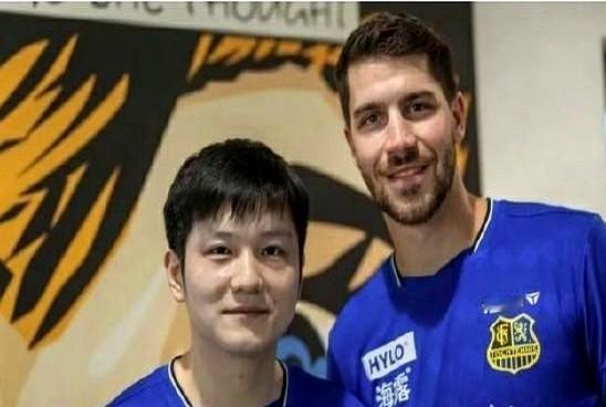 樊振东训练也是降维打击 俱乐部队友弗朗西斯卡透露，自己每周会和樊振东共同训练两到