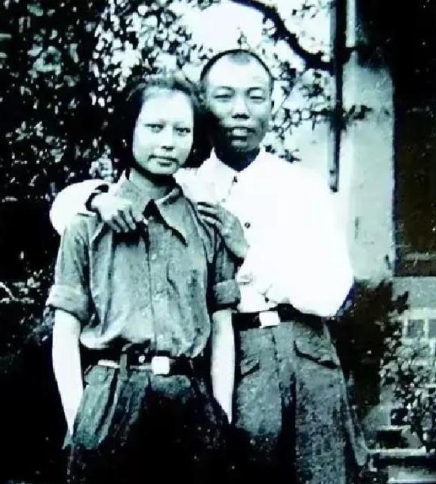 1937年在延安，萧华看上了年仅13岁的小红军王新兰，等到王新兰15岁，萧华成功