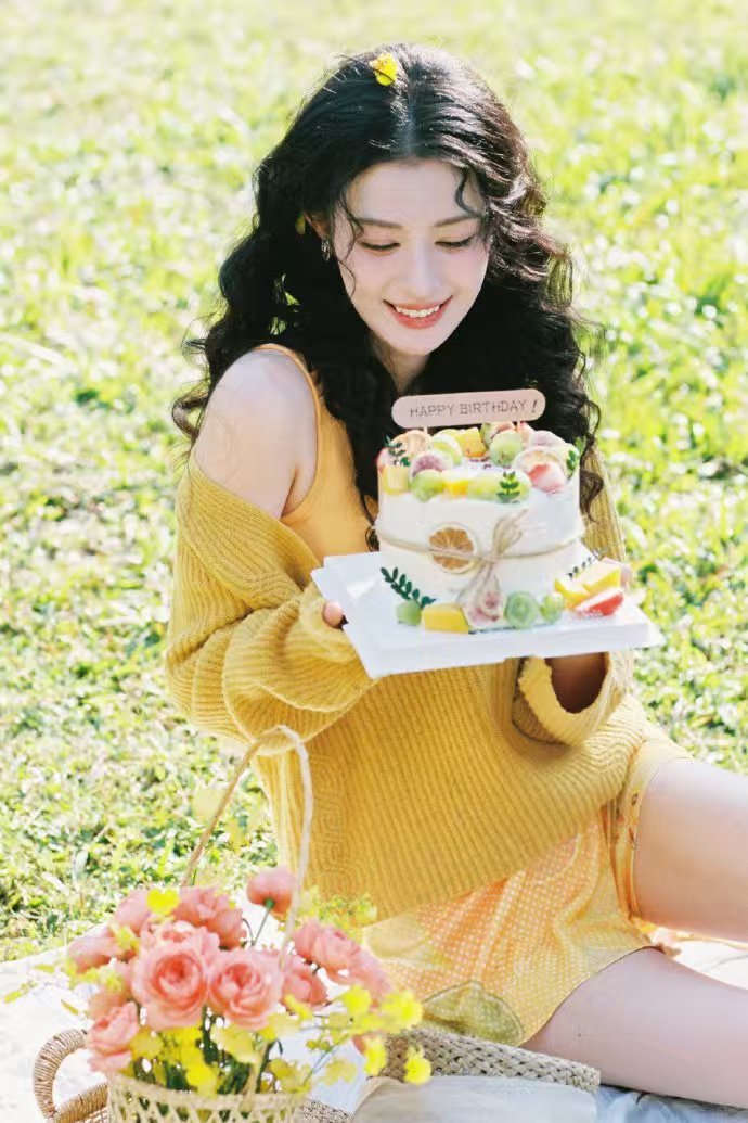 王楚然头像上新了 王楚然头像上新啦，黄衣草地超养眼，手捧鲜花发饰美，笑容明媚超治