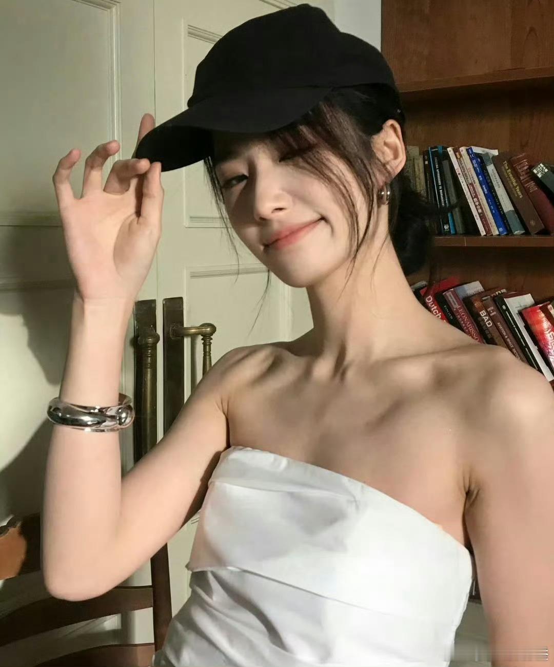 卢昱晓瘦成竹竿了 看得出来为角色付出了很多，瘦下来的状态很有故事感，姐姐拍戏之余