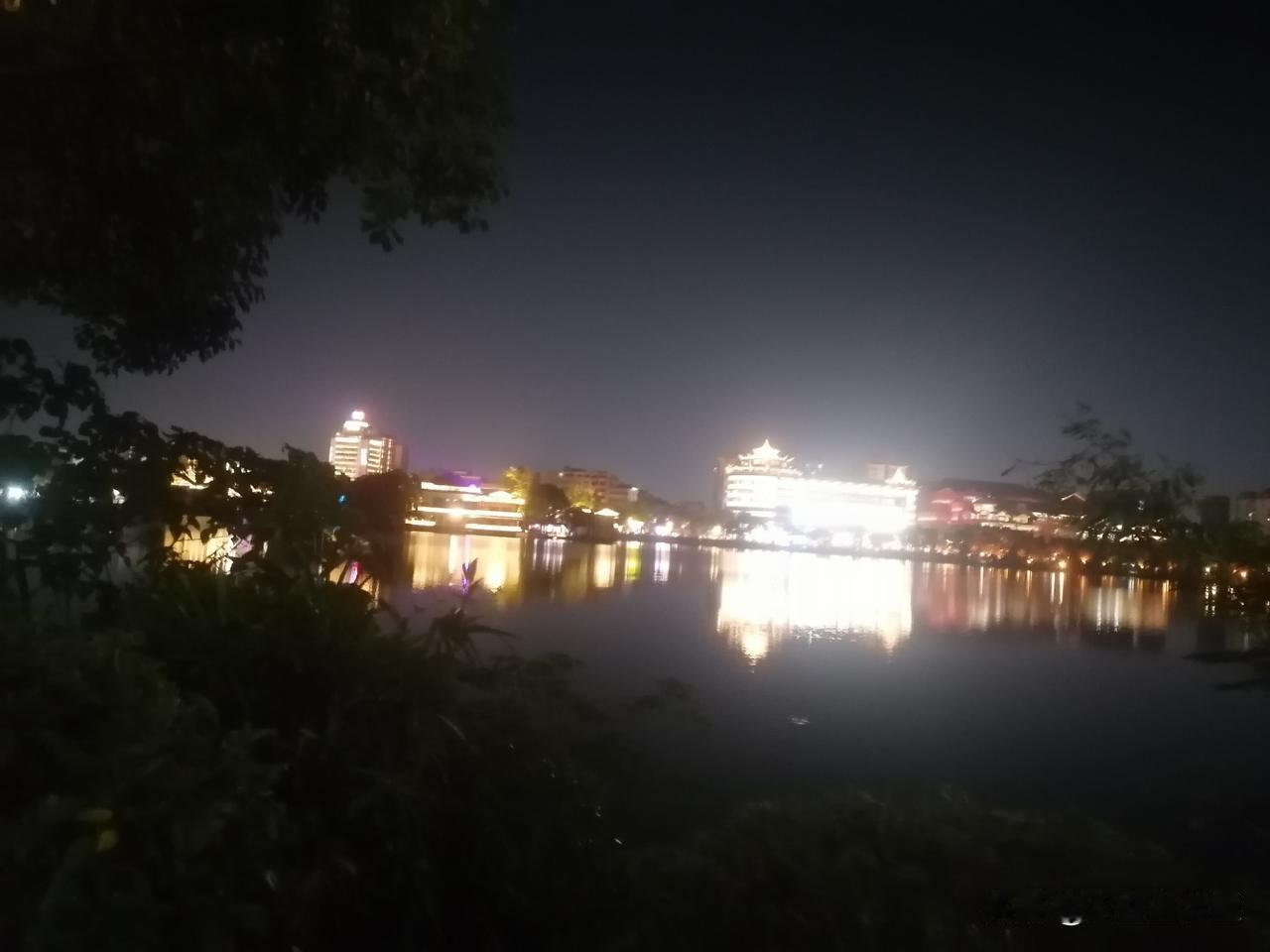 这灯光太亮了，红色金色青色变换，光芒万丈金碧辉煌，宛如白昼一般！