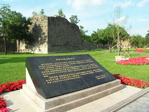 北京明城墙遗址公园，因隐秘在工棚之中，得以留存!
这留存，是意外!
但重生，却是