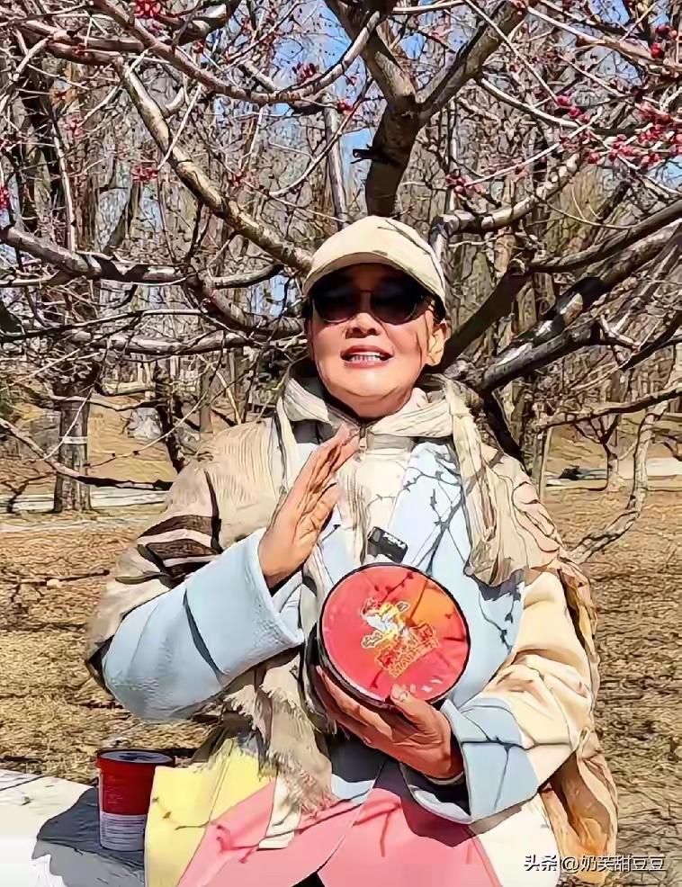 兰姐真的是太潇洒了，把麻六记带到公园去做直播，不容易啊，她到底是怎么做到的呢？她