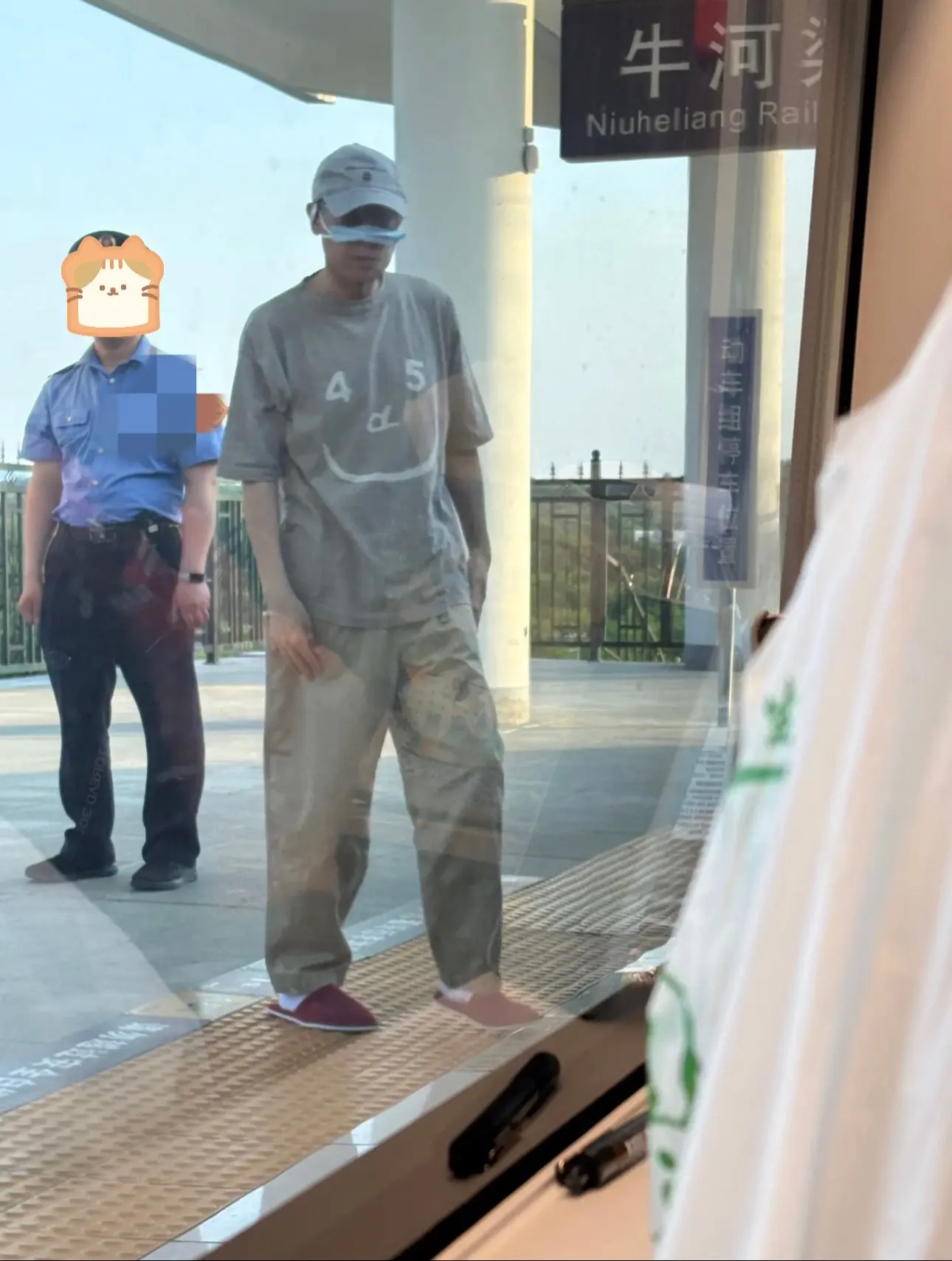 网友高铁上偶遇于和伟，他戴口罩的方式挺别致