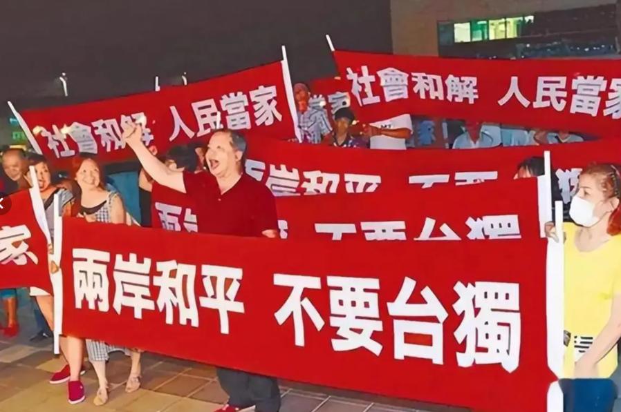 岛内表示，既然中国大陆表态，只要岛内愿意谈统一，什么条件都可以提，岛内表示，国号