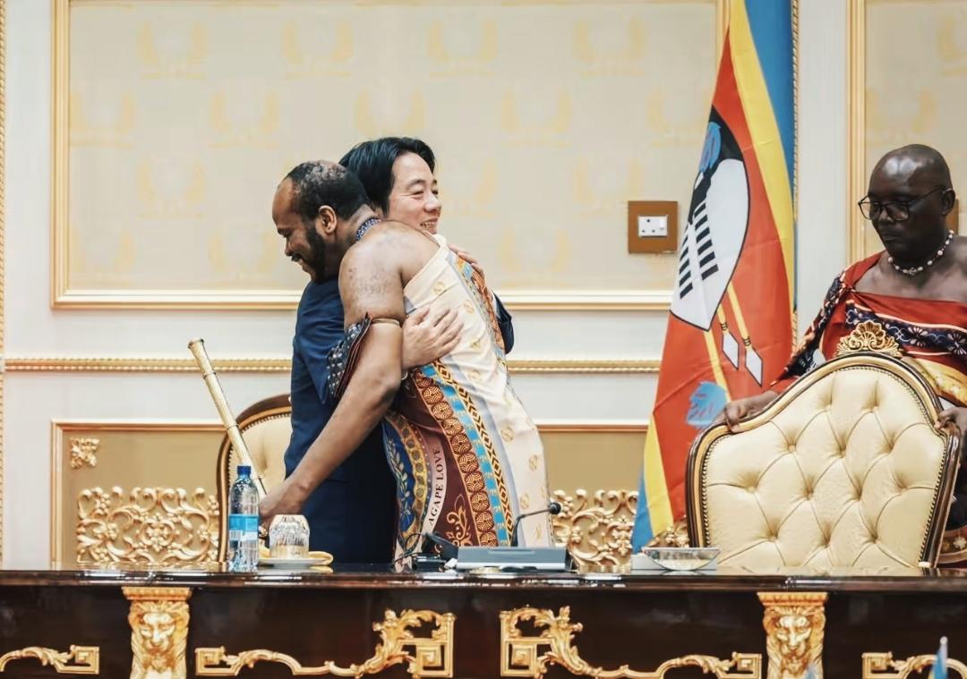 一个极其有意思的说法：赖清德为了这个熊抱，采取偷鸡摸狗的方式，干着掩耳盗铃的勾当