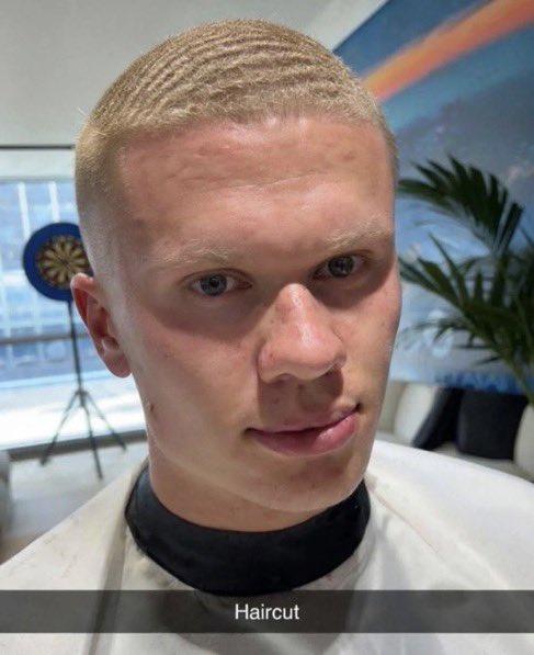 【新造型】在曼城迎战皇马的欧冠1/8决赛次回合前，哈兰德剪去了长发，取而代之的是