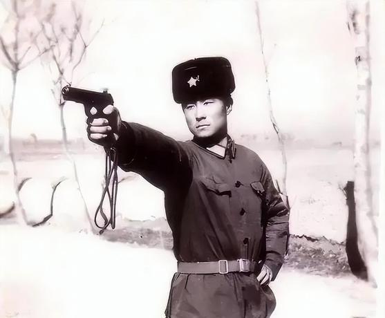 1979年，对越自卫反击战，一个战士把炸药包塞进越军碉堡，却被越军推了出来，他一