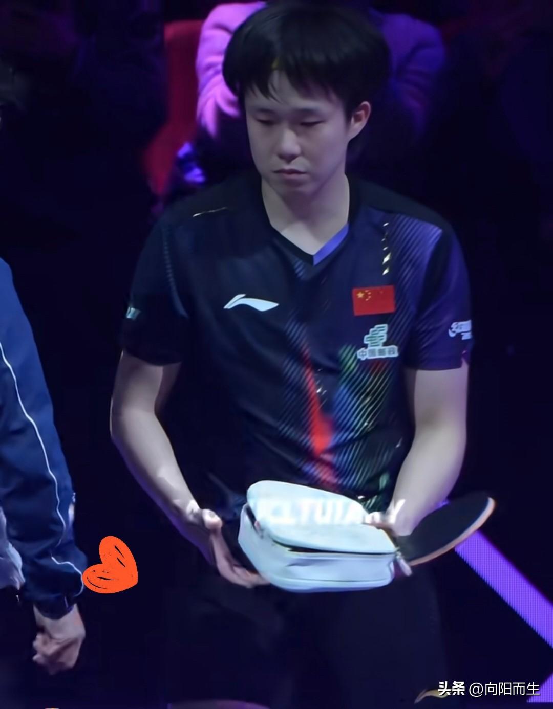 多少球迷是习惯性冲着莎莎和大头，
去抢的第一天门票？

结果倒好，花真金白银进场