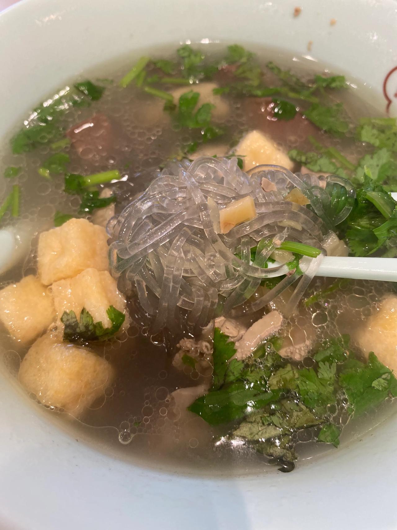 南京的鸭血粉丝是一绝，通常鸭血粉丝配汤包，对女生来说是要吃的扶墙的。

鸭血粉丝