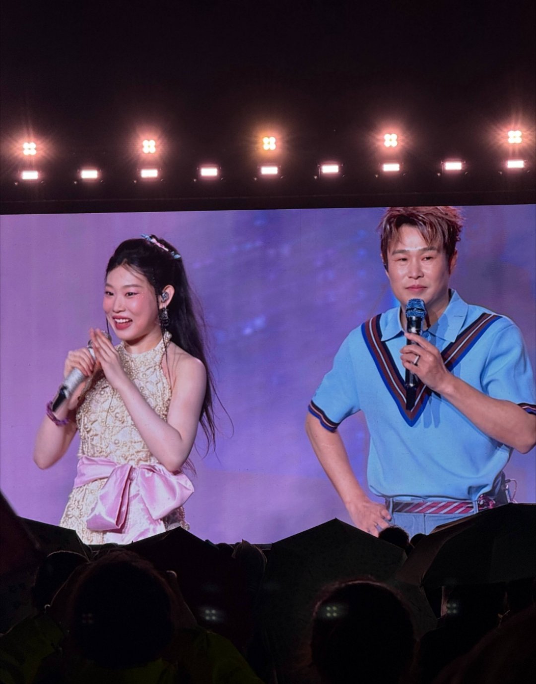 沈佳润音乐节没报备版美美Sunday 现场氛围被她拿捏得死死的，观众合唱声不断[
