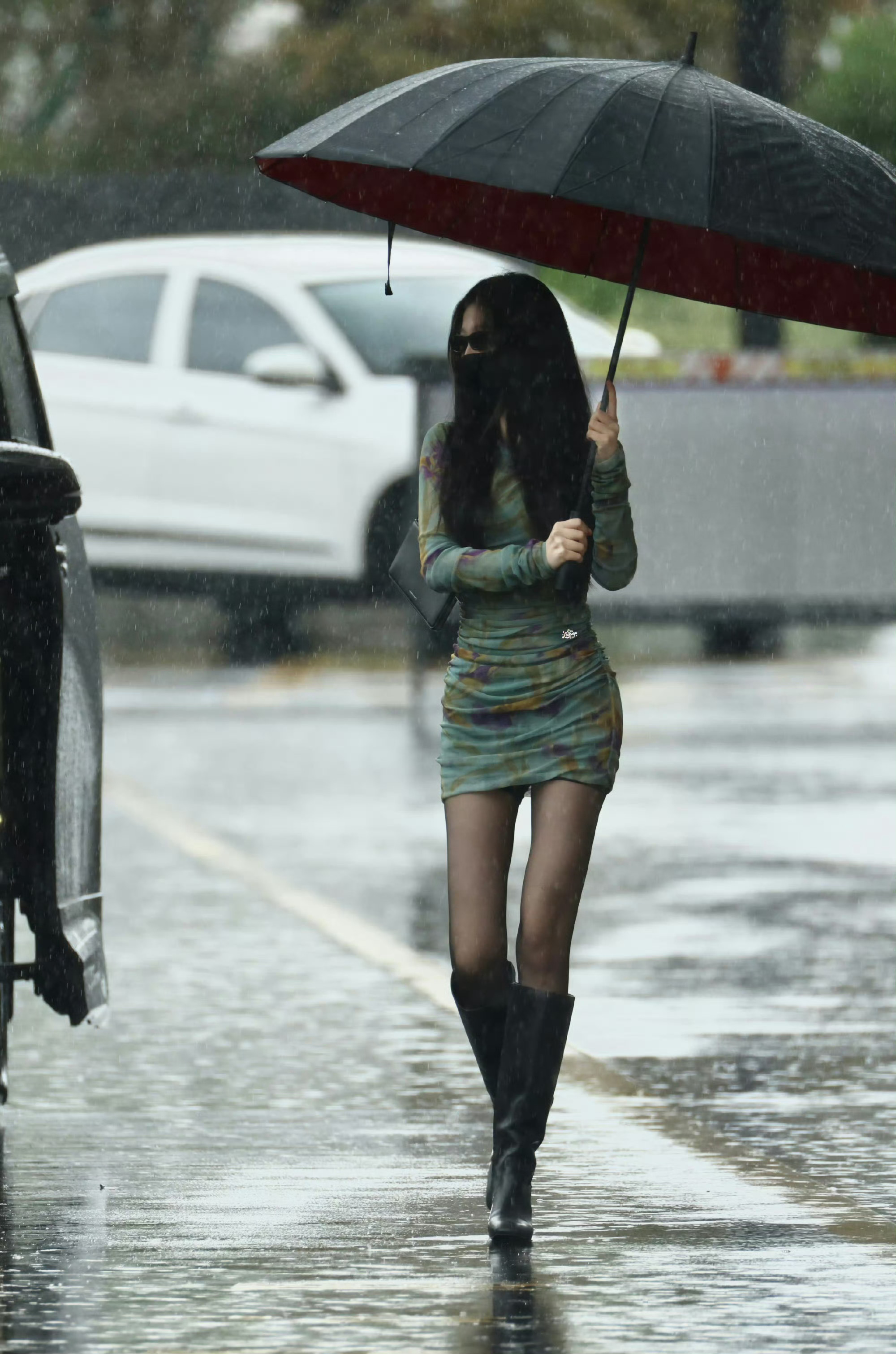 虞书欣黑丝虞书欣雨天私服亮眼，黑丝搭配造型，辣妹气质尽显。 