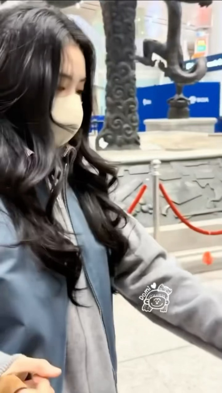 刘浩存 不要踩我的衣服前有刘浩存不要踩我鞋，后有不要踩我衣服，孩子也是没招了