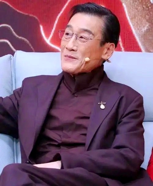 梁家辉在视频里坦言：来到香港你就会明白，老师、医生、科研工作者，才是真正被大众尊