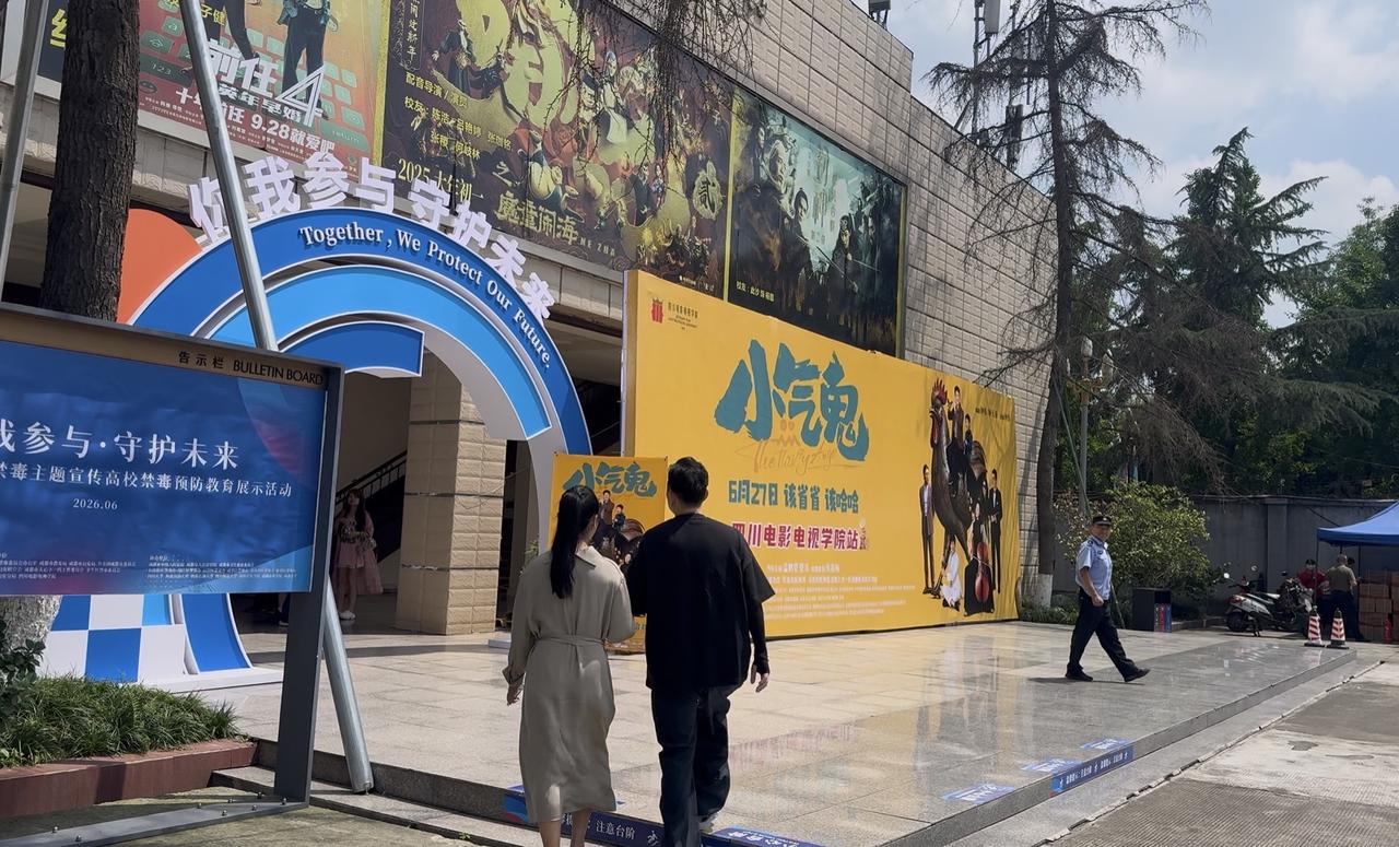 今天来给老同学宣传一波。大学同窗，本来是个很内向、很闷骚，很老实，做事情慢吞吞、