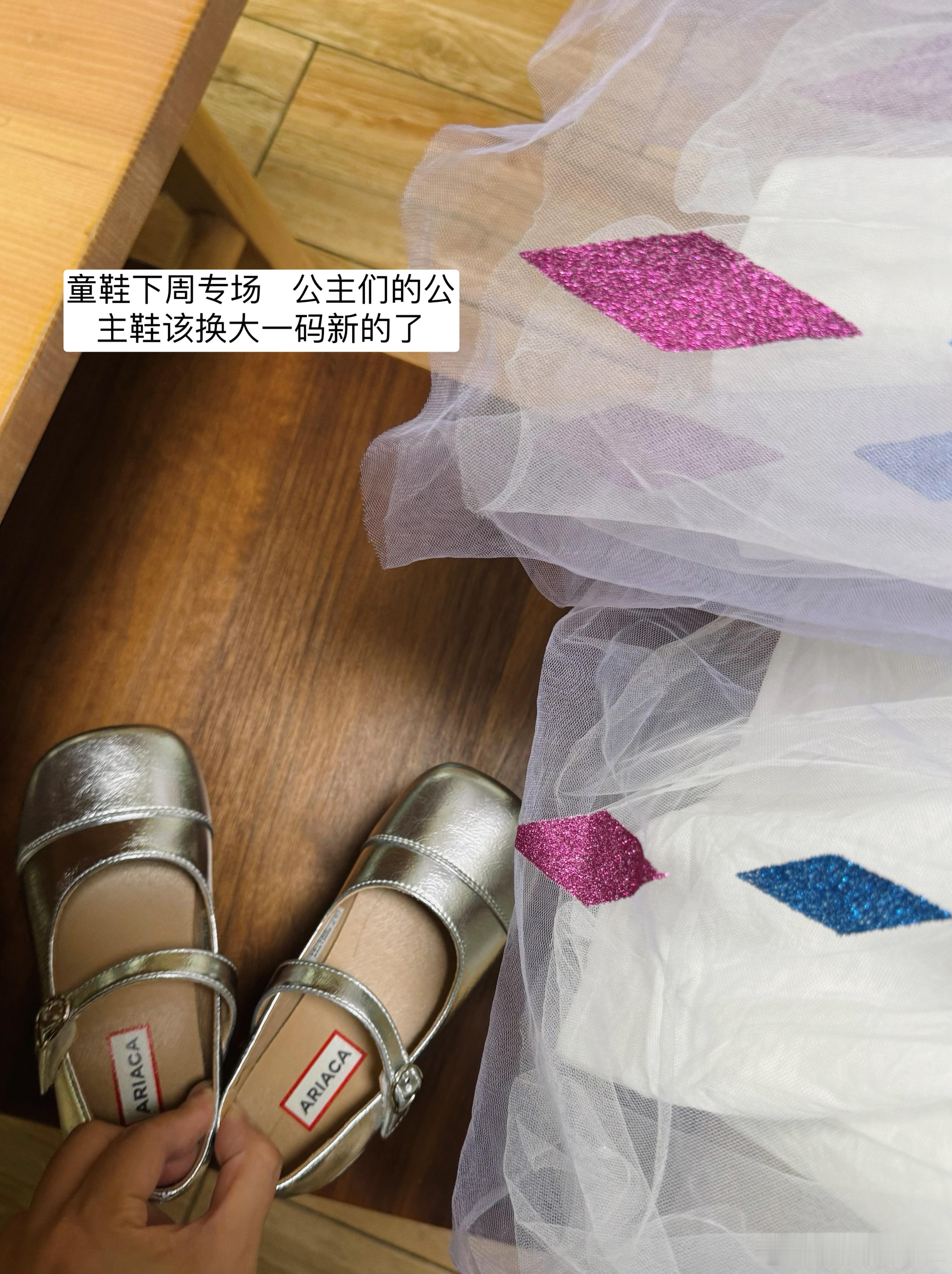 #拿铁时间# 咕噜现在真的好爱美，今天上学穿的校服，特意叮嘱我们给她带上裙子和小