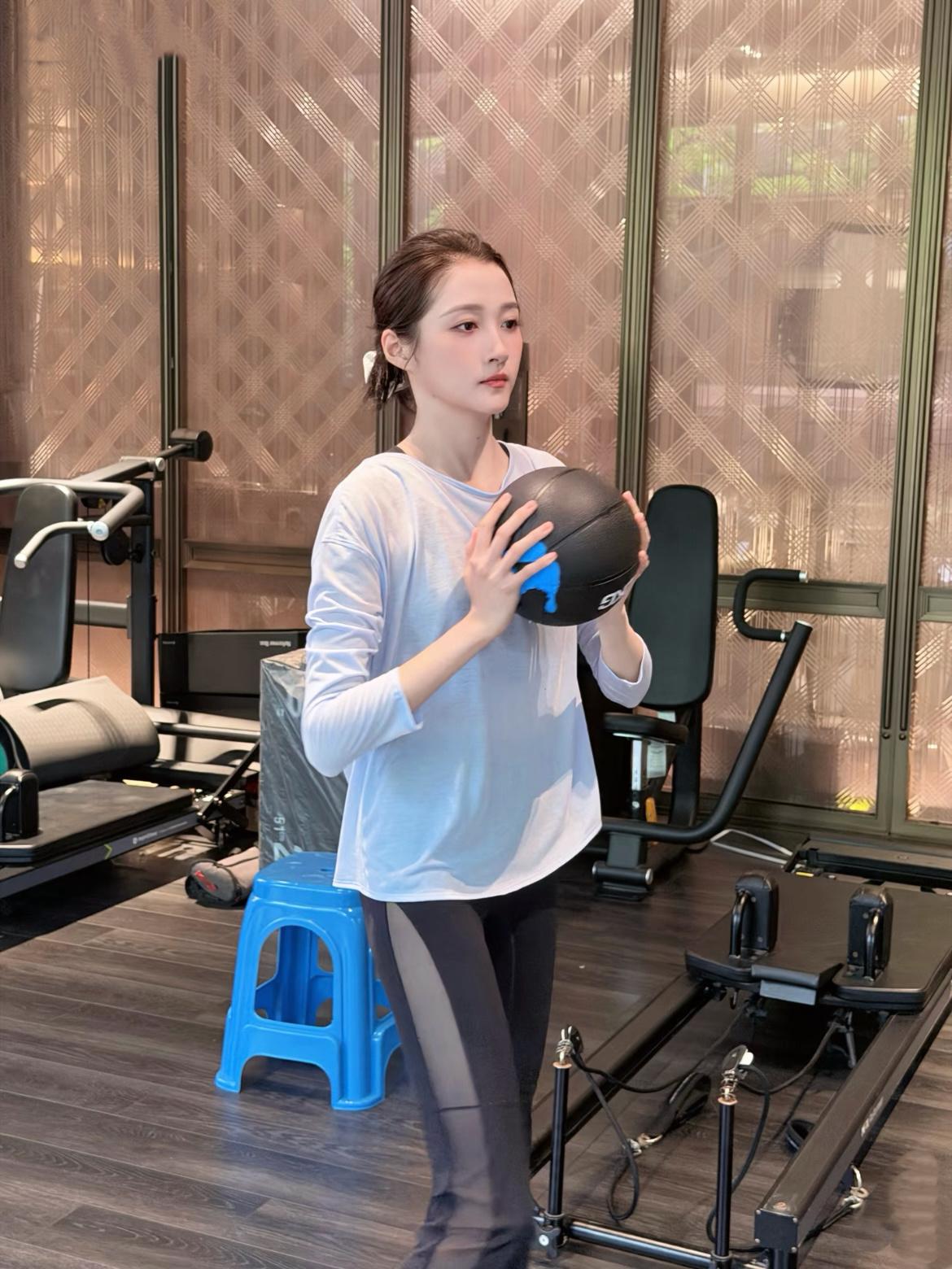 关晓彤 gxt关晓彤千里江山图gxt关晓彤董慧文“用你那枯萎玫瑰的爱意  生生野