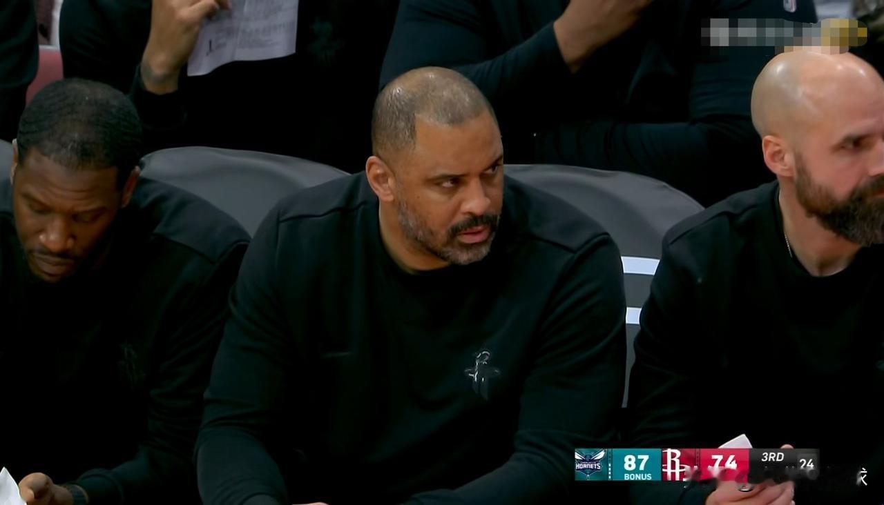 火箭主帅乌度卡真是黔驴技穷了！在今天火箭主场迎战黄蜂的比赛中，当时比赛进行到了第