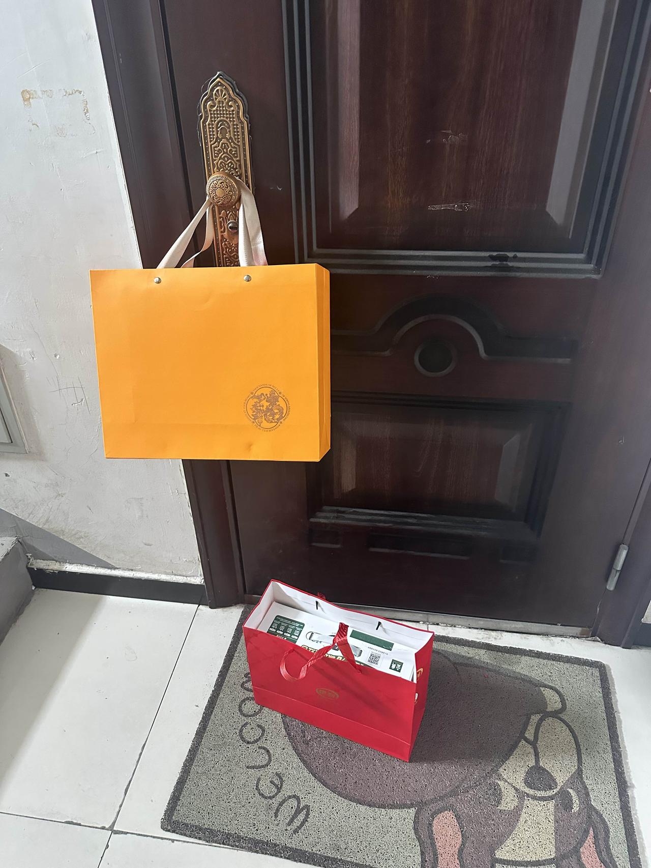后续来了
我女儿把礼品给他退回去了
怕女儿受委屈我跟她一起去，在楼下等她我跟女儿