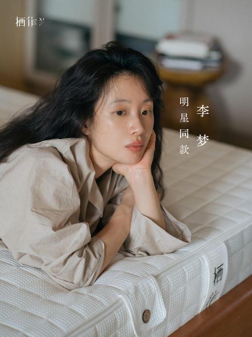 演员李梦选择告别都市喧嚣，定居杭州良渚，租下带院老宅开启田园生活。她亲手打理菜园