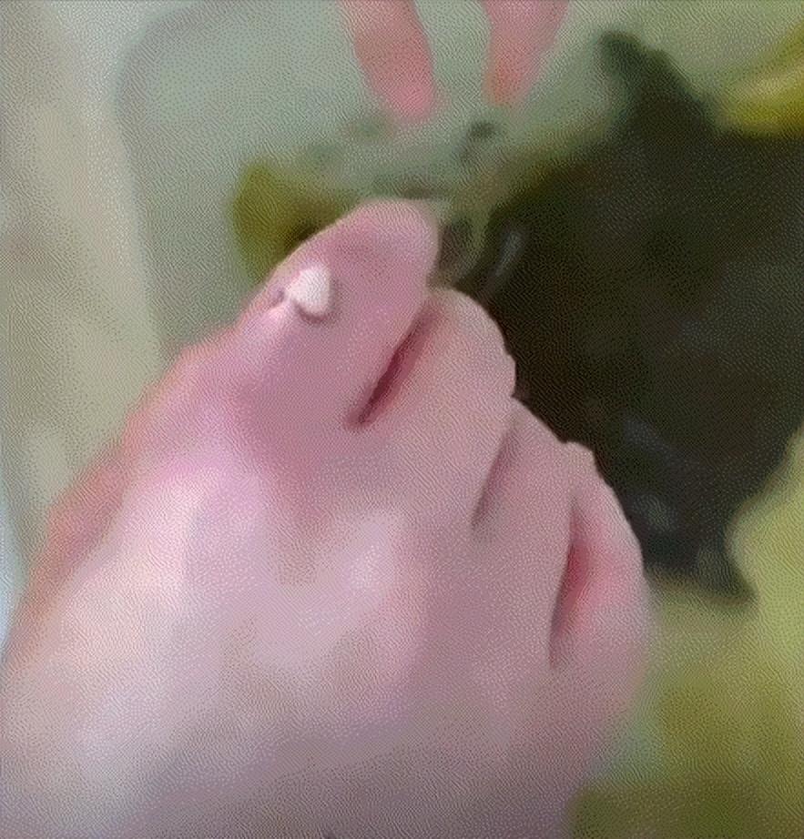 "太机智了！"女子处理甲鱼时不慎被紧紧咬住手指，她沉着冷静，直接拎着甲鱼走到水盆