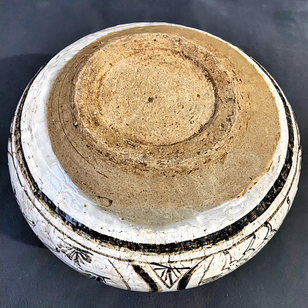 磁州窑器物底部特征：金元时代密码

这是一件磁州窑系器物的底部，足底特征极具时代