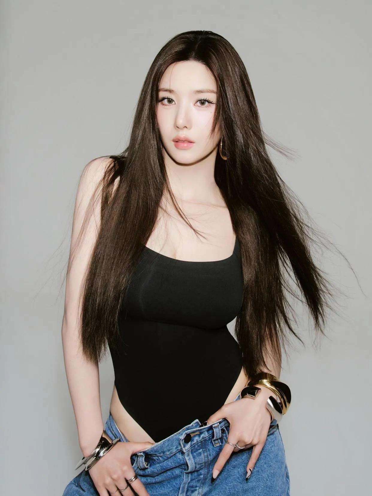 时尚黑衣少女，自信满满，展现青春魅力！