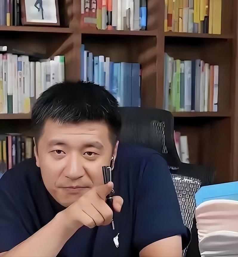 一次，记者问张雪峰：“为啥不把董宇辉挖过来，你教怎么考，他教考完怎么办，你俩合作