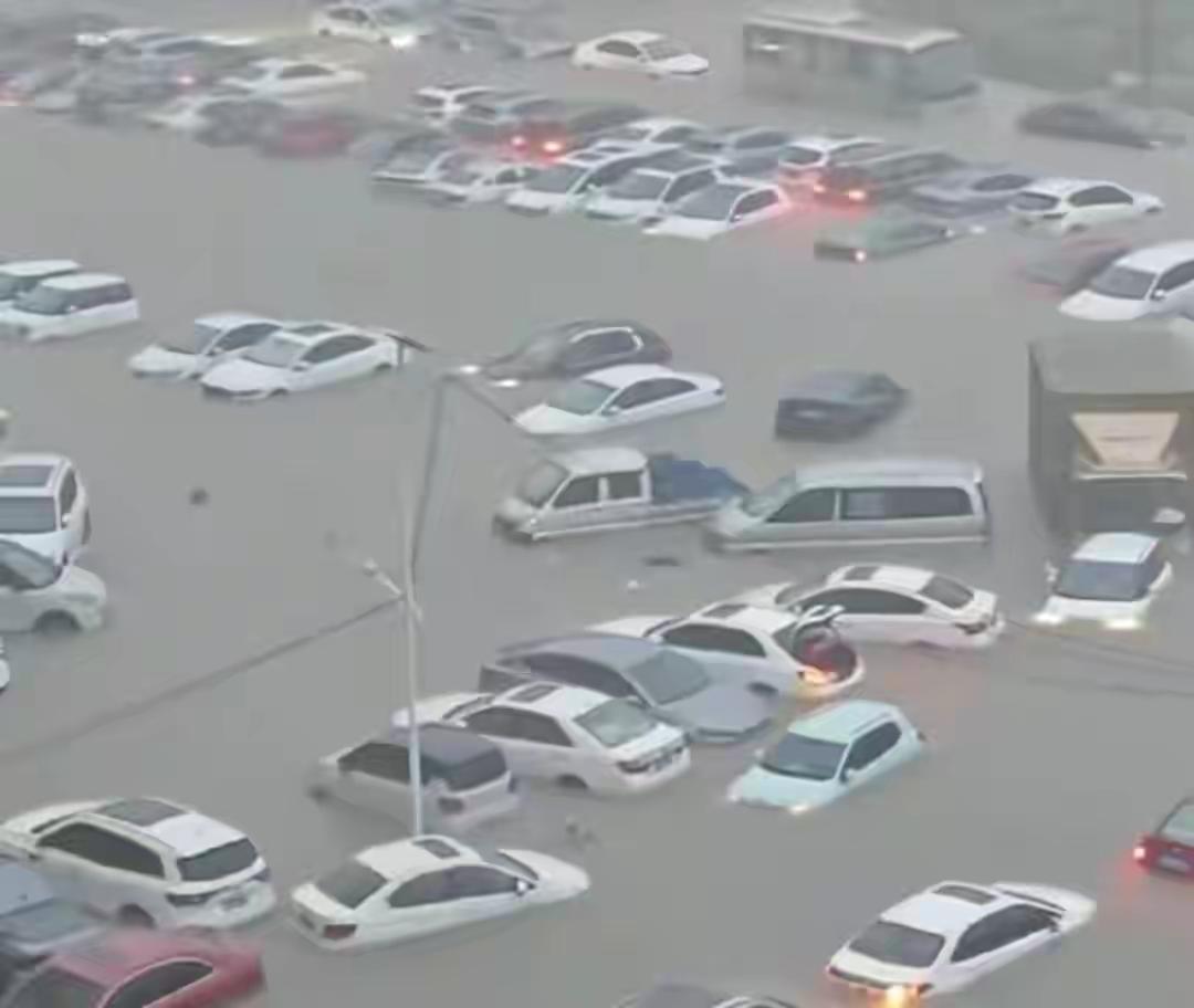 北京这几天也是不稳定的前几天很热的，这几天的气温可以的就是有风，北京这里没有大雨