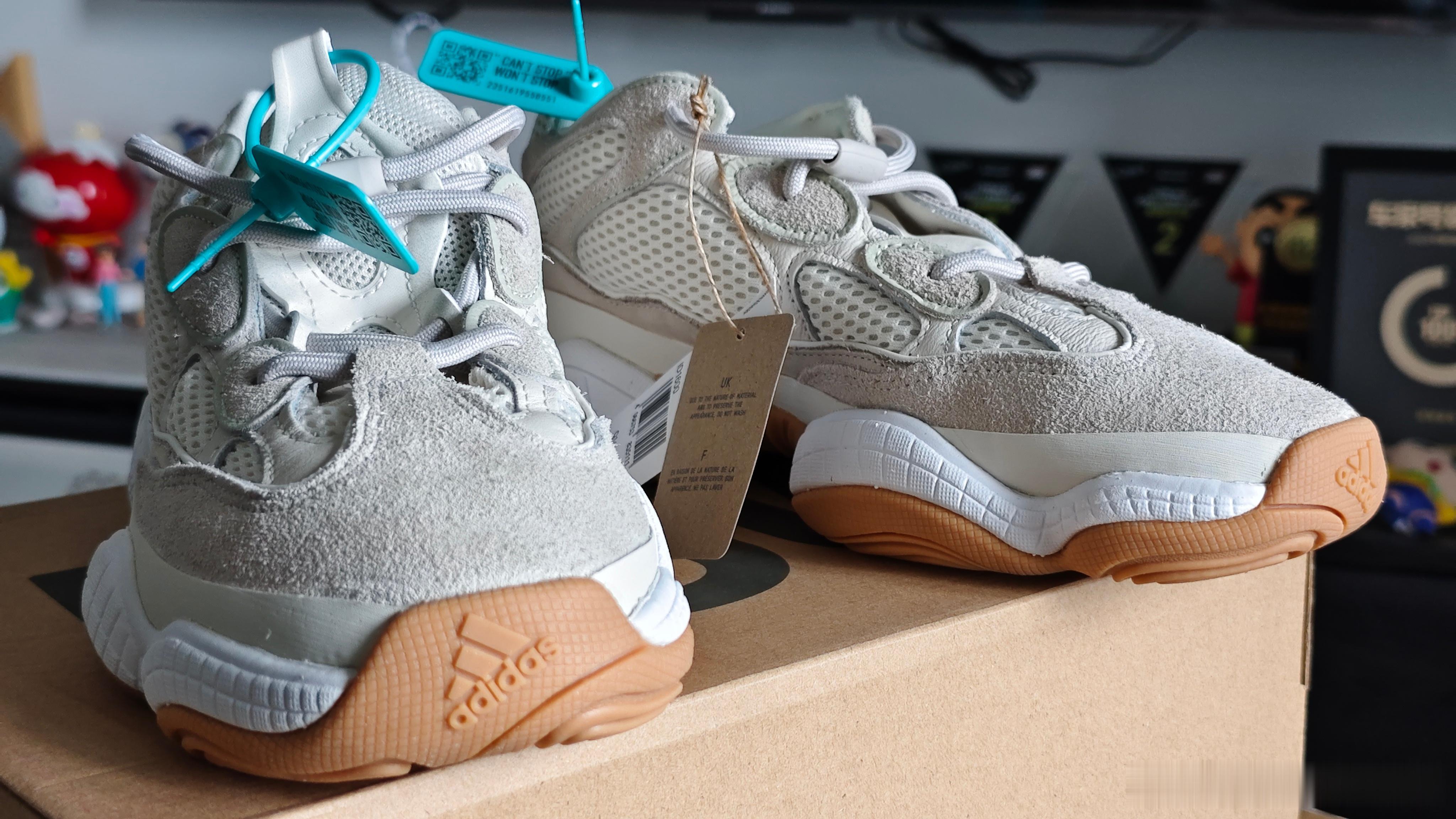 我得有多久没想过买yeezy了……那天聊起来，一看，价格崩了，怒买一大一小（因为