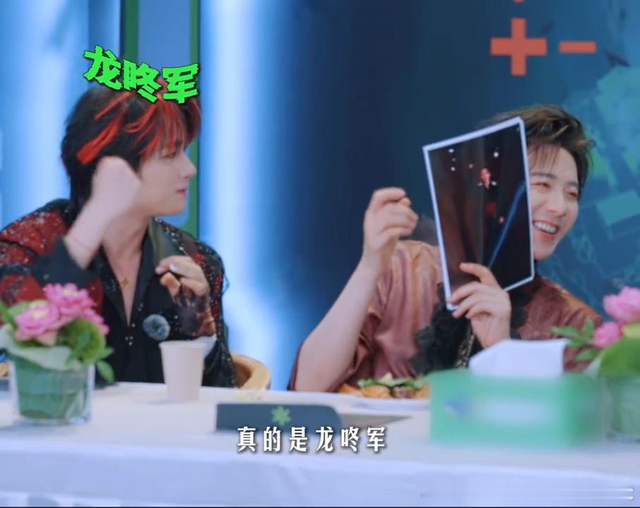 丁程鑫还是忘不了龙咚军别人收官是温情回忆录，丁程鑫收官是大型龙咚军执念现场🥹真