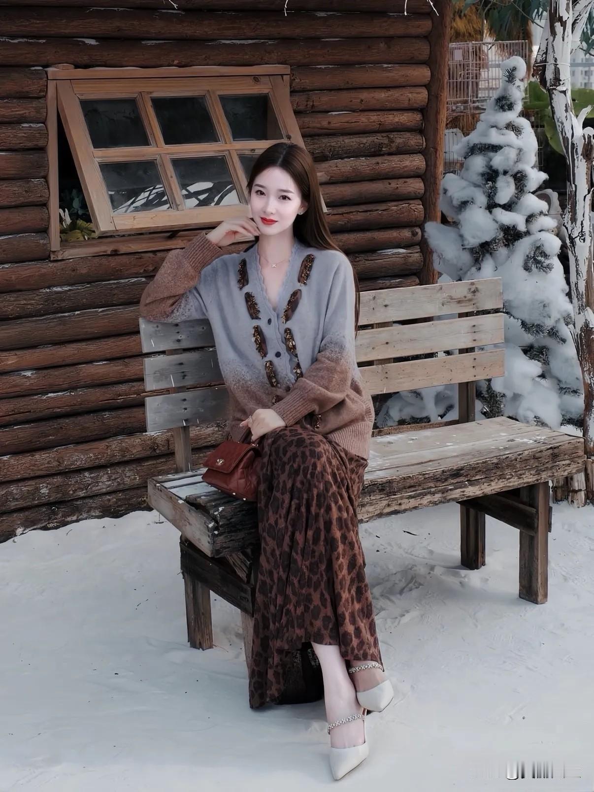 大观园初雪一隅
2025年第一场雪，
比以往时候来的晚了一些