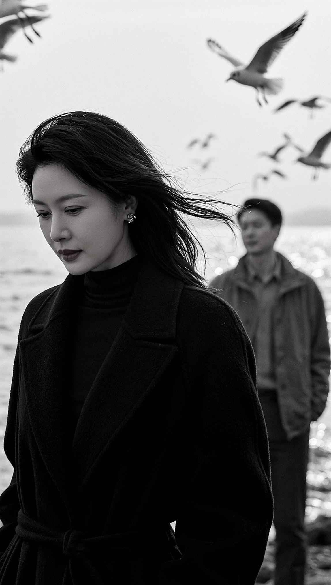 风起时，海鸥飞，人影远。风情万种的女人是什么样的? 女人味的魅力在哪里?