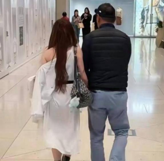 白嫖成功！辽宁锦州，35岁女子去棋牌室打牌时，认识一55岁男子，男子说他离异，二