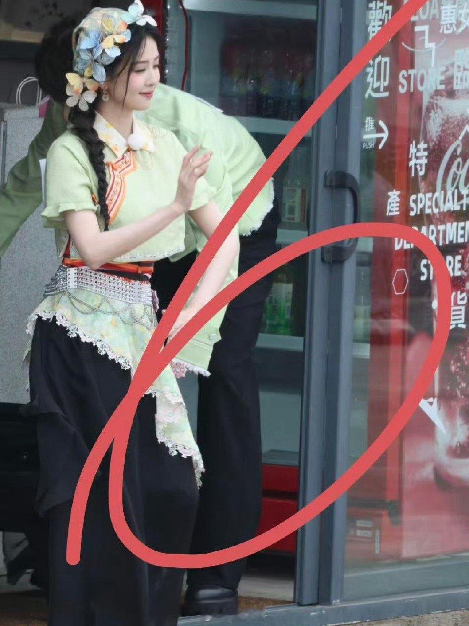 白鹿奔跑吧cha误闯天家白鹿误闯天家 呀呀呀呀呀，白鹿又给观众们发福利了啊～白鹿