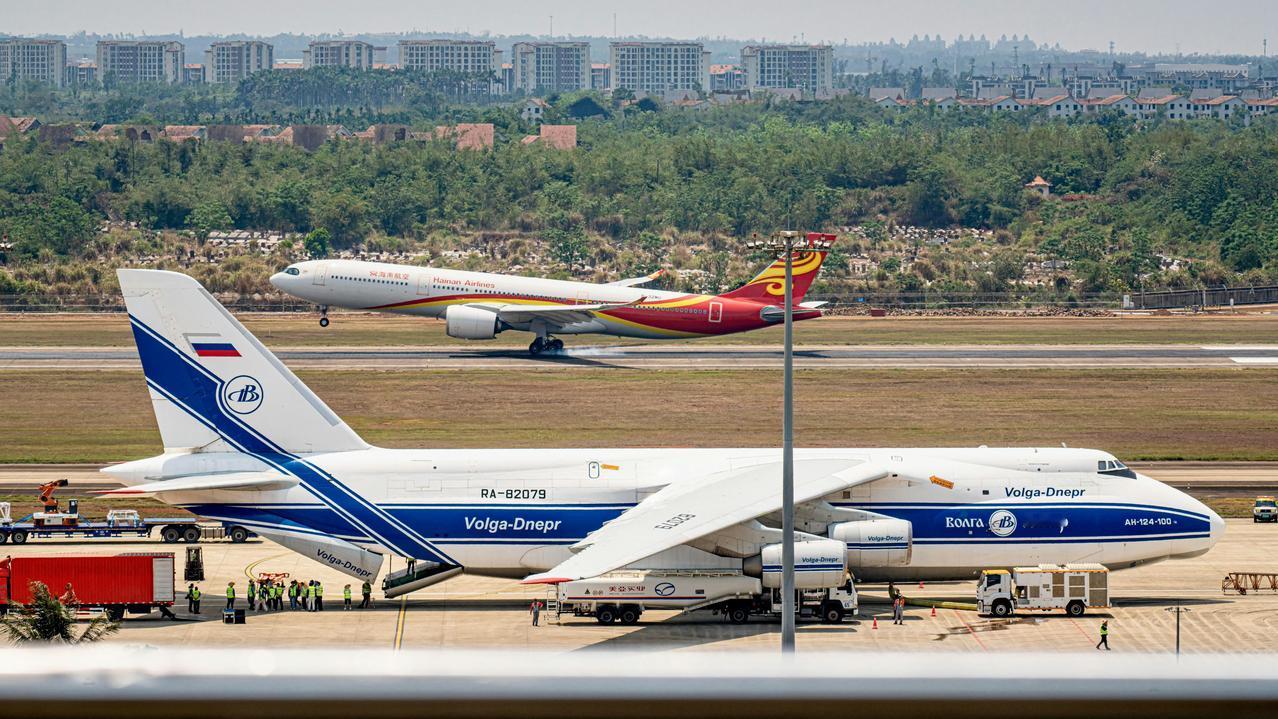 租用俄罗斯伏尔加-第聂伯公司的安-124运机从北京飞抵海口，应该是运送嫦娥七号月