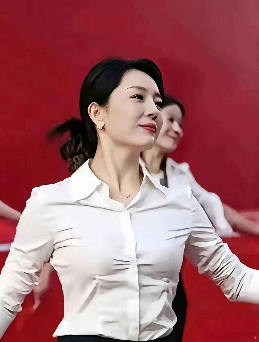吕梁秦主任出圈真的很有道理！她爆火不靠夸张妆容、博眼球的穿搭，一身简约得体的白衬