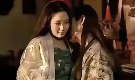 韦昌辉太久没碰女人，闻到了洪宣娇身上的香味，忍不住抱着她亲了起来。洪宣娇怒道：“