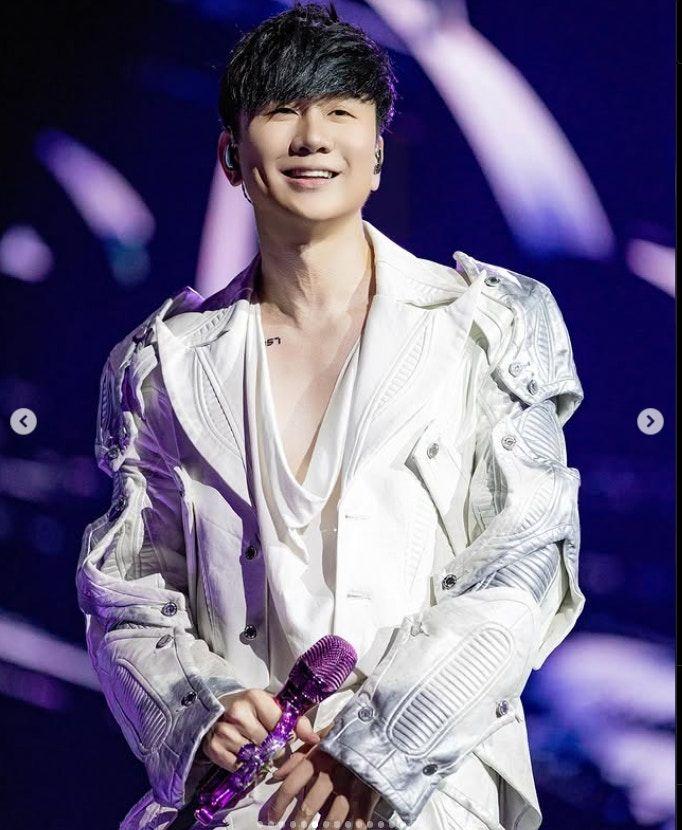 44岁的林俊杰突然在社交平台晒出“一家四口”合照，绯闻女友七七亲密搂着林妈妈，直